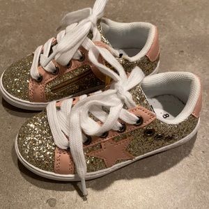Hoo NWOT sneakers